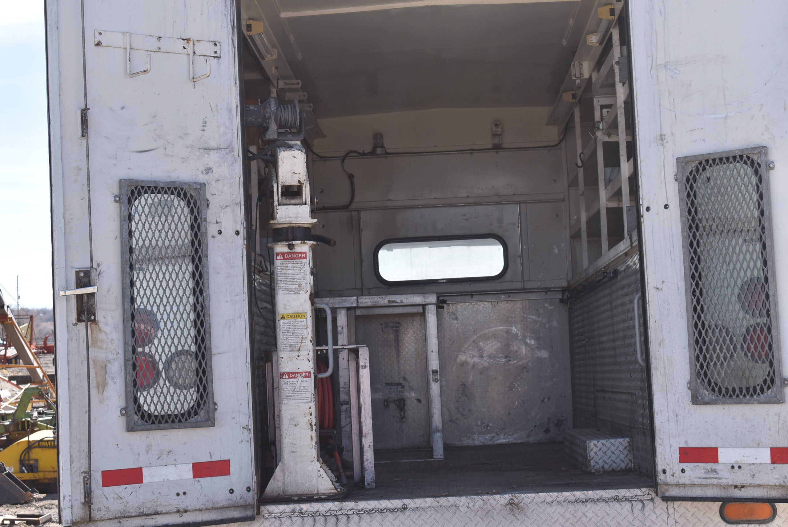 Used 2000 International 4700 Trucks for sale at Varner Equipment in Delta CO - Photo 9